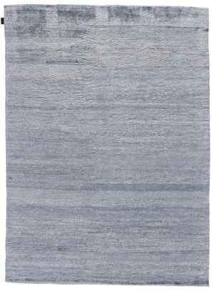 Tapis en soie de bambou raffiné bleu et blanc vu de face, fibres soyeuses et motif élégant