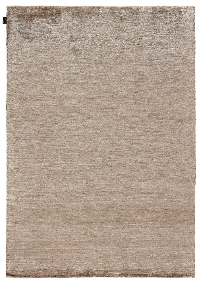 Tapis en soie de bambou marron clair vu de face, texture raffinée et soyeuse, style élégant pour intérieur moderne