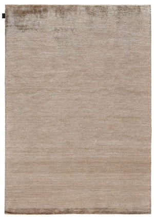 Tapis en soie de bambou marron clair vu de face, texture raffinée et soyeuse, style élégant pour intérieur moderne