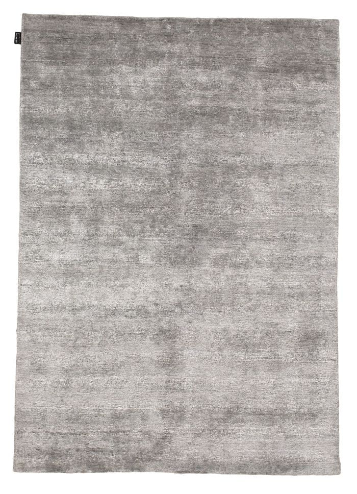 Tapis en soie de bambou gris, raffiné et soyeux, vue de face montrant sa texture élégante et son éclat