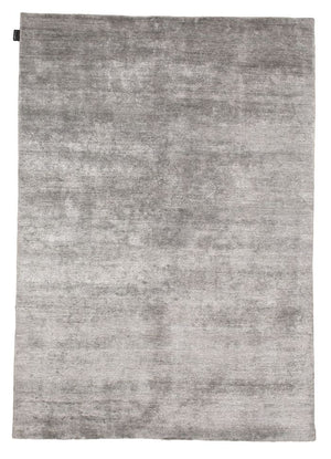 Tapis en soie de bambou gris, raffiné et soyeux, vue de face montrant sa texture élégante et son éclat