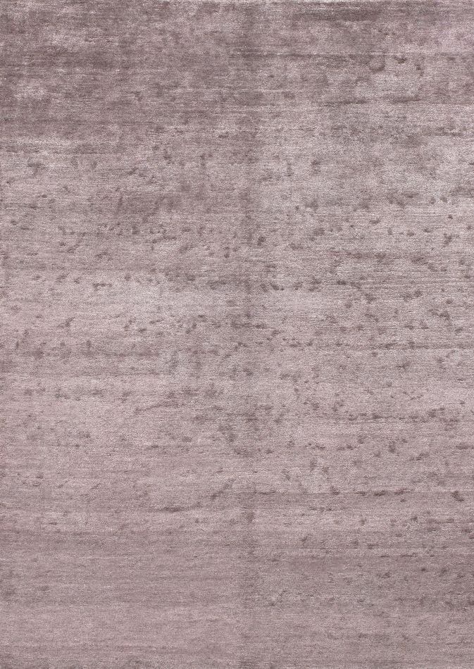 Tapis en soie de bambou gris violet vu de face, texture soyeuse et reflet raffiné