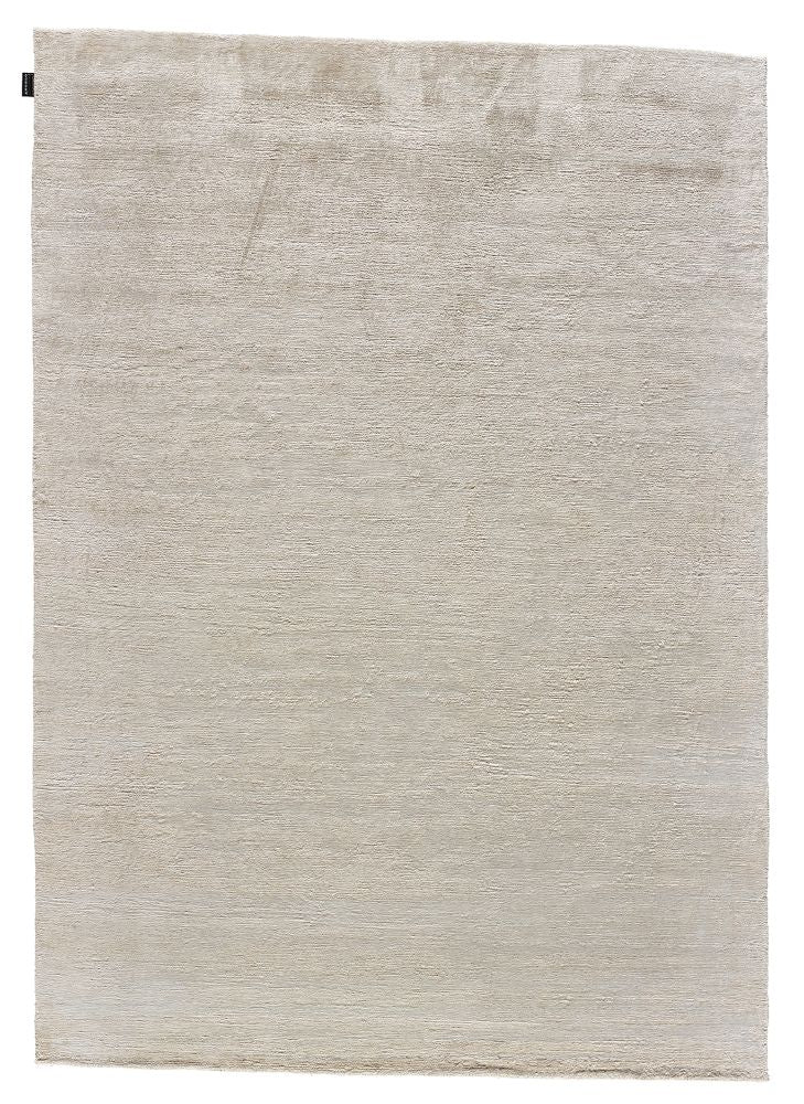 Tapis en soie de bambou ivoire vu de face, surface raffinée et soyeuse, texture douce et élégante