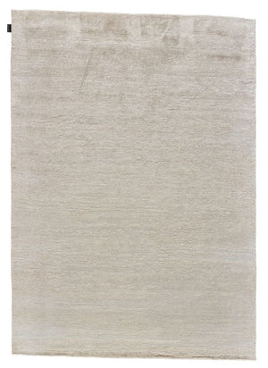 Tapis en soie de bambou ivoire vu de face, surface raffinée et soyeuse, texture douce et élégante