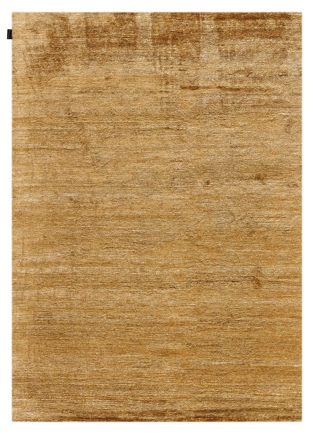 Tapis en soie de bambou beige doré, vu de face, texture raffinée et soyeuse, design contemporain, lumière naturelle