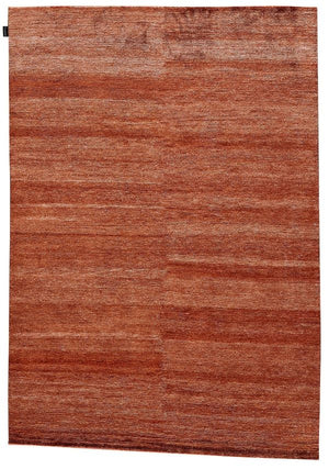 Tapis en soie de bambou raffiné couleur orange rouge terracotta, texture soyeuse, présenté en vue de face