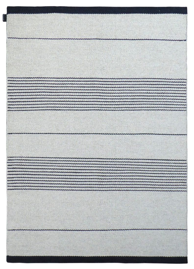 Tapis tissé main rayé beige et noir vu de face – texture artisanale et lignes sobres