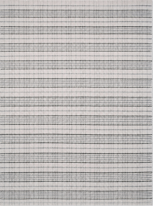 Tapis rectangulaire en laine Tartan SPL/2, motif rayé tartan gris et écru, présenté dans un intérieur lumineux en bord de mer.-200x300
