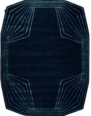 Tapis de designer géométrique aux nuances de bleu et lignes en viscose brillante 640-TKDOD-225 par Thomas King pour angelorugs, en vente chez Bel-Deco.
