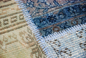 Détail texture tapis carré patchwork recyclé en laine et coton bleu vert beige – vue rapprochée