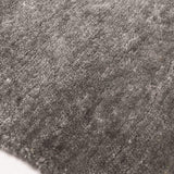 Tapis gris à poils ras en soie de bambou – Sievy : détail de la bordure