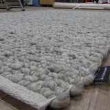 Tapis blanc en laine à relief – Looping : détail de la bordure