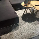 Tapis blanc en laine à relief – Looping, dans un salon (2)
