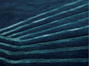 Tapis de designer géométrique aux nuances de bleu et lignes en viscose brillante 640-TKDOD-225 par Thomas King pour angelorugs, en vente chez Bel-Deco.