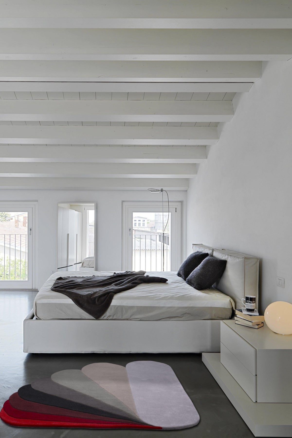 Vloerkleed meerkleurig van wol – Hub Rug, in een slaapkamer