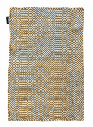 Product 3038-52-F1. Een hoogwaardige, verticale studiofoto (16:9) van het oranje buitenkleed van Le Tessera. Het kleed heeft een herhalend, etnisch en Scandinavisch geïnspireerd geometrisch ruitpatroon in oranje en crèmekleuren, duidelijk zichtbaar tegen een egale witte achtergrond.