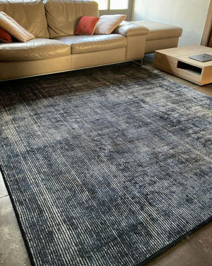 Ambiance intérieure avec tapis or et noir élégant dans un salon – mise en scène chaleureuse et haut de gamme