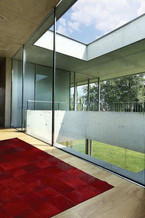 Tapis audacieux cuir de vachette motifs géométriques rouge