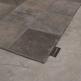 Alfombra geométrica gris taupe de cuero – Sparkless – detalle del borde