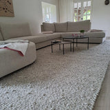 Tapis blanc en laine à relief – Looping, dans un salon (4)