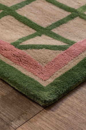 Tapis contemporain haut de gamme London Cannage référence 640-CAN4761 par angelorugs, design à motif tressé vert et bordure rose sur fond beige, chez Bel-Deco.
