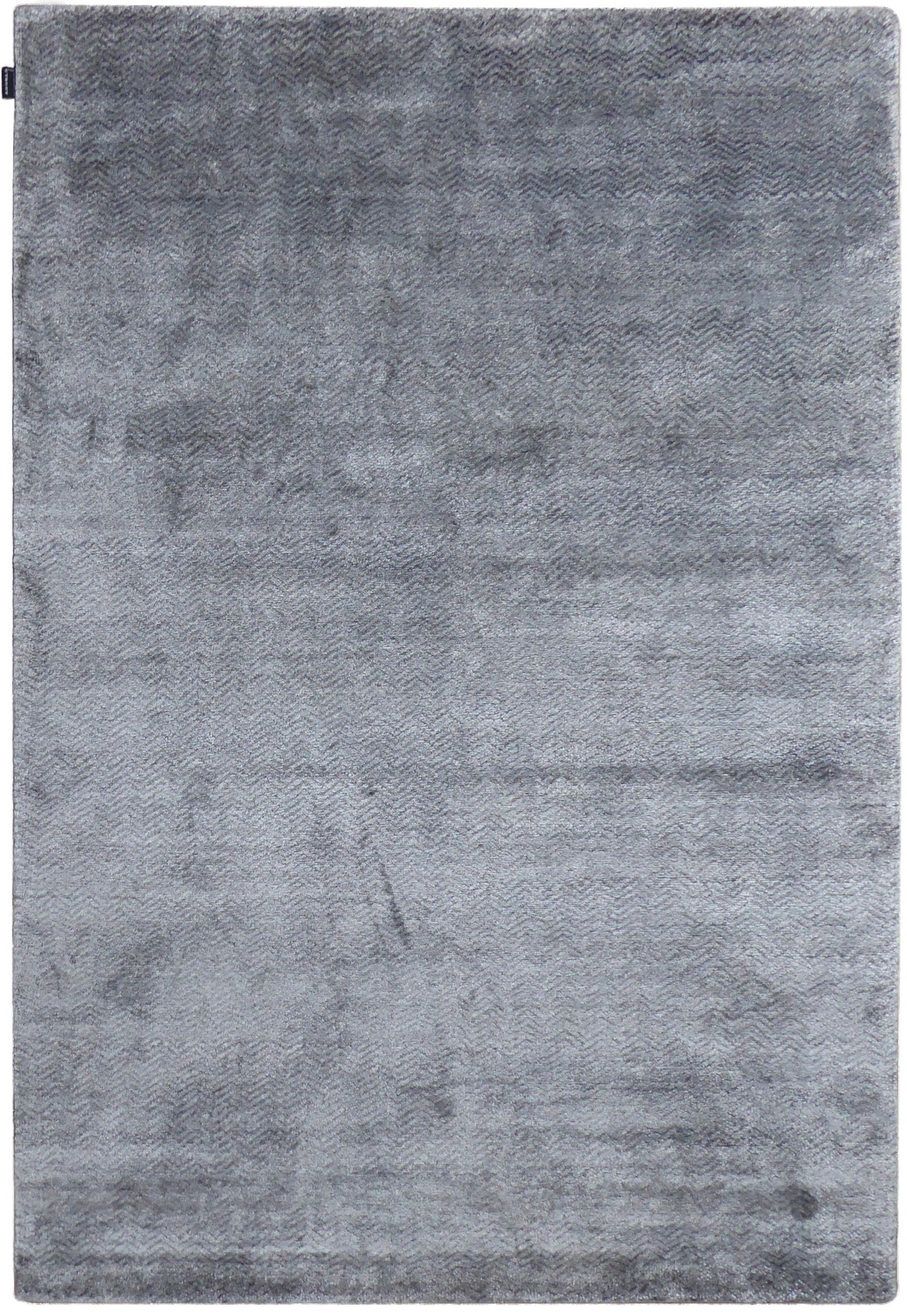 Tapis gris design à motifs chevron en 100% soie de bambou, vue de face entière