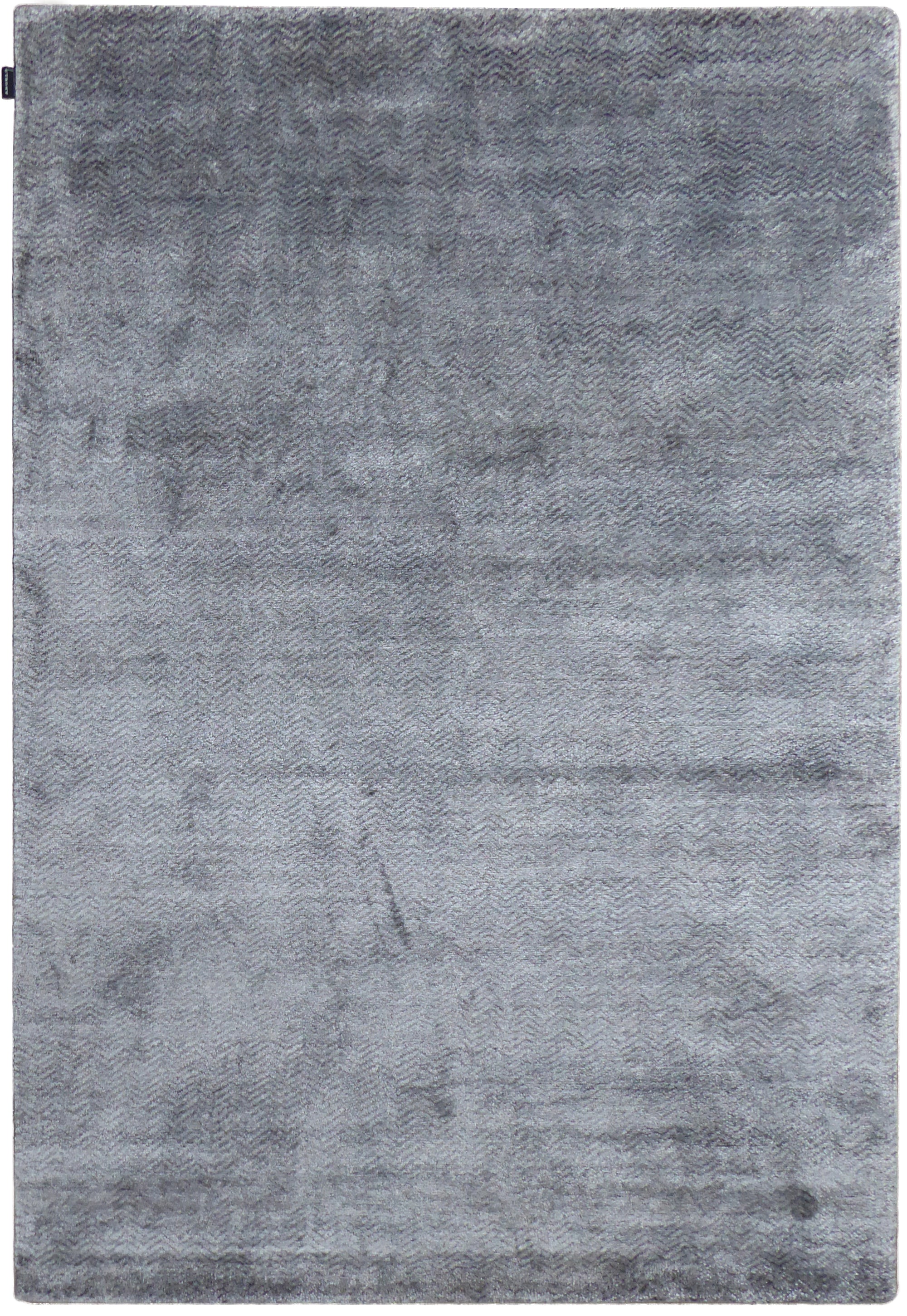 Tapis gris design à motifs chevron en 100% soie de bambou, vue de face entière