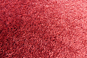 Promotion grand tapis uni rouge brillant et soyeux en viscose.