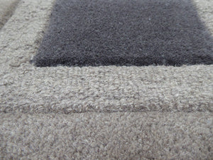 Promotion grand tapis gris à motifs géométriques 100% laine