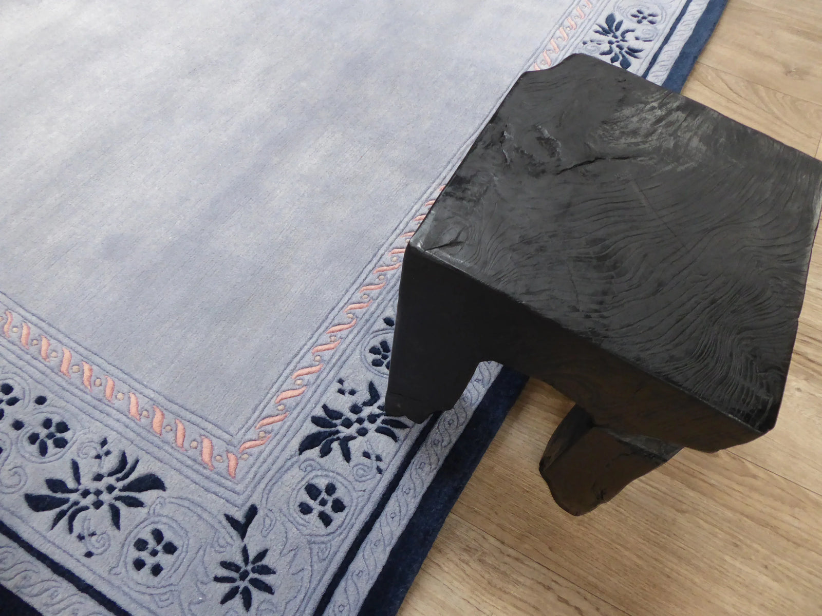 Handgeknüpfter Teppich aus Wolle und Seide mit Blumenmuster – Moderne Teppiche zu Outletpreisen – Bel-Deco