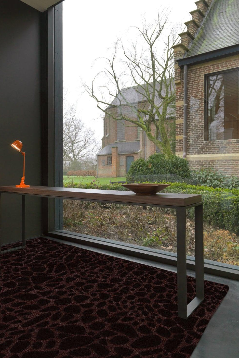 Vloerkleed zwart van wol en viscose – Stream, in een woonkamer