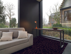 Elegant zwart vloerkleed met geometrische patronen, gemaakt van wol en viscose.