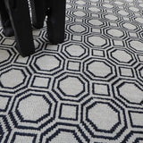 Vloerkleed wit en blauw van wol – Legaty – detail van de weving