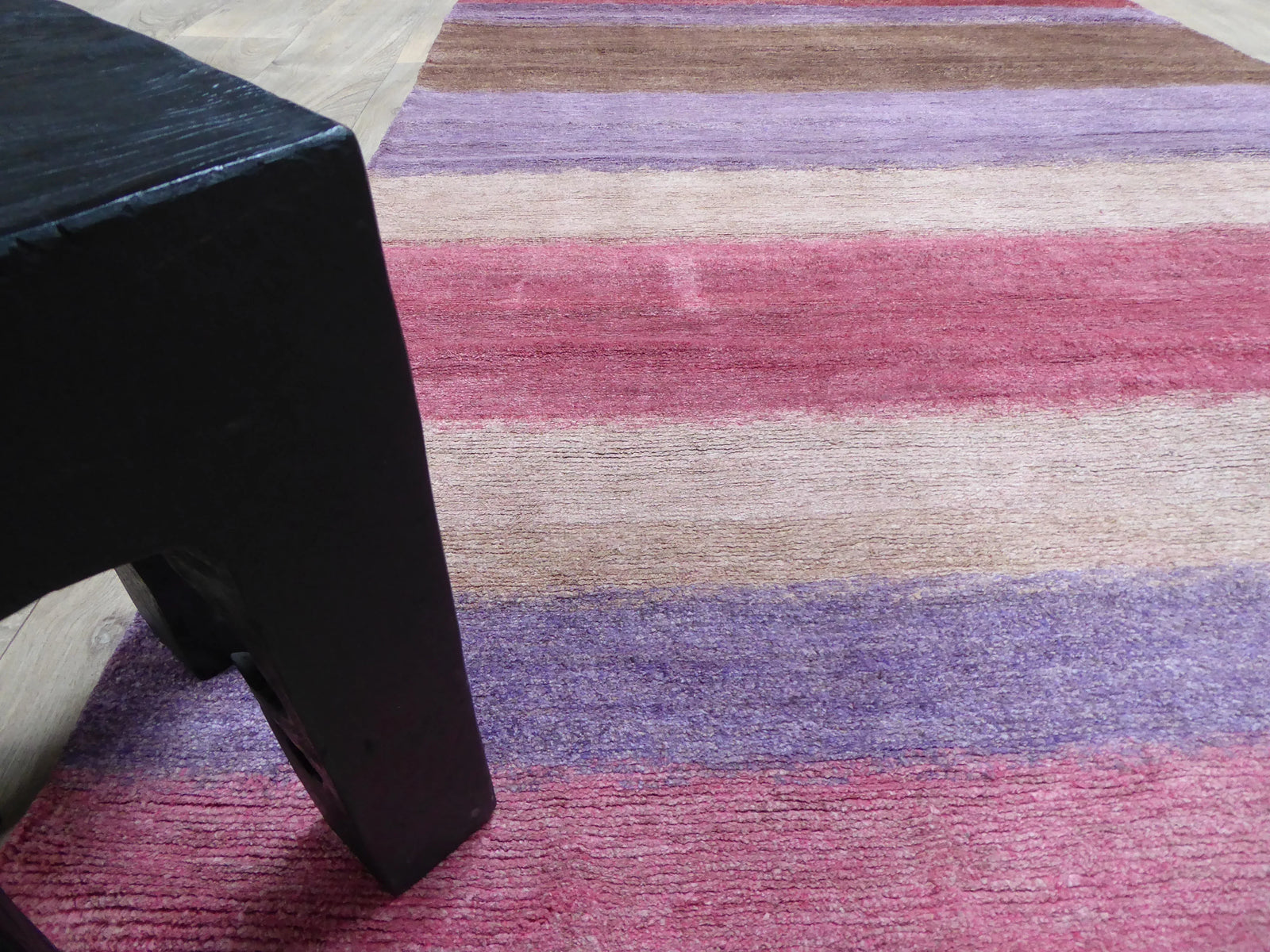 Tapis raffiné 100% ortie rayures multicolores - Tapis Contemporains à Prix Outlet - Bel-Deco