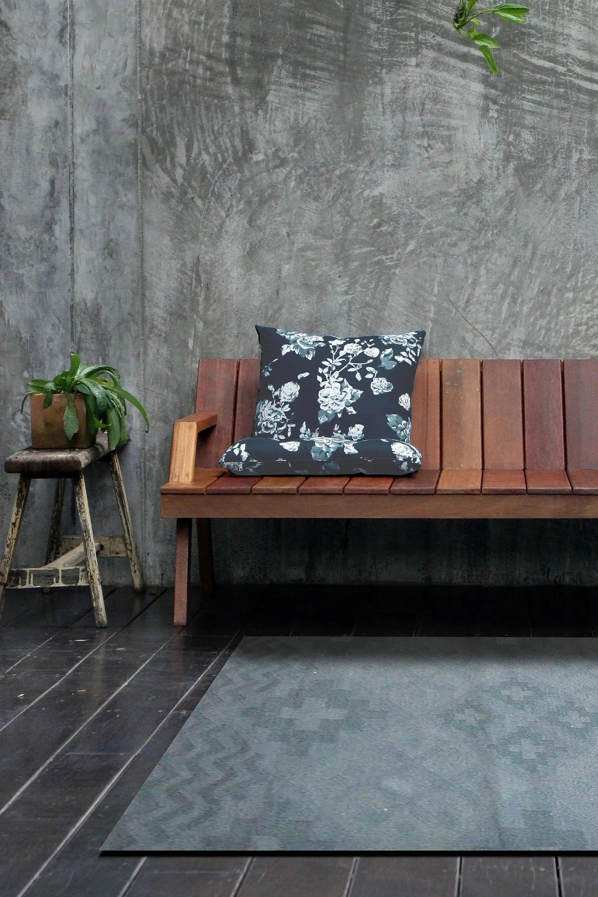 Teppich Grau geometrisch aus Wollmischung – Denim, in einem Wohnraum