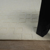 Tapis géométrique blanc en laine – Imbricubes : détail de la bordure
