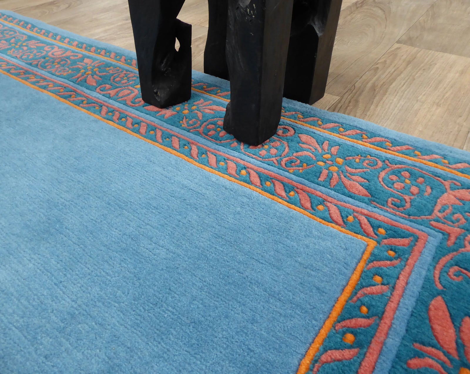 Teppich aus Wolle und Seide mit blauem Blumenmuster – Moderne Teppiche zu Outletpreisen – Bel-Deco