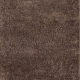 Tapis marron à poils longs en polyester – Feather : vue d'ensemble du tapis