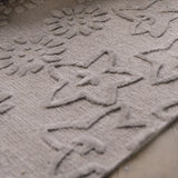 Tapis floral gris en lin – Legend : détail du tissage