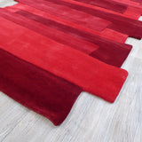 Tapis rouge en laine – Mola : détail de la bordure