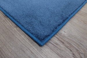 Promotion grand tapis uni bleu brillant et soyeux en viscose.