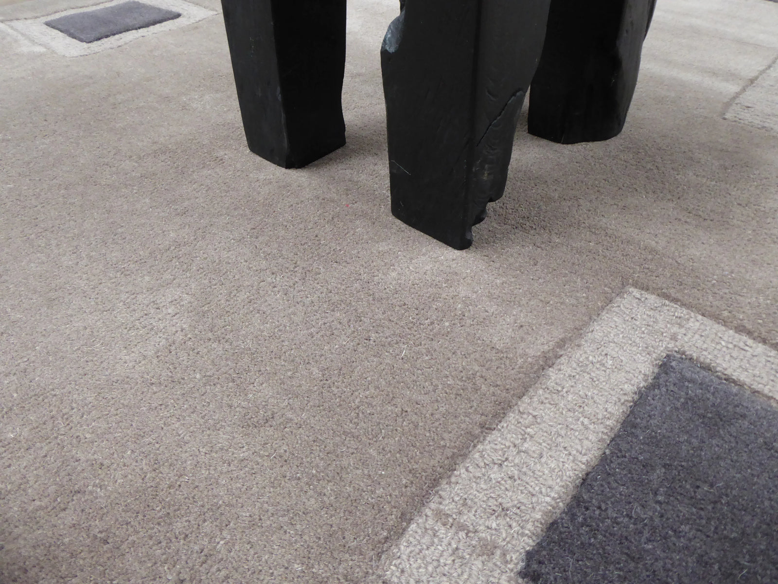 Großer grauer Teppich mit geometrischen Mustern, 100 % Wolle – Moderne Teppiche zu Outletpreisen – Bel-Deco