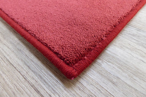Promotion grand tapis uni rouge brillant et soyeux en viscose.