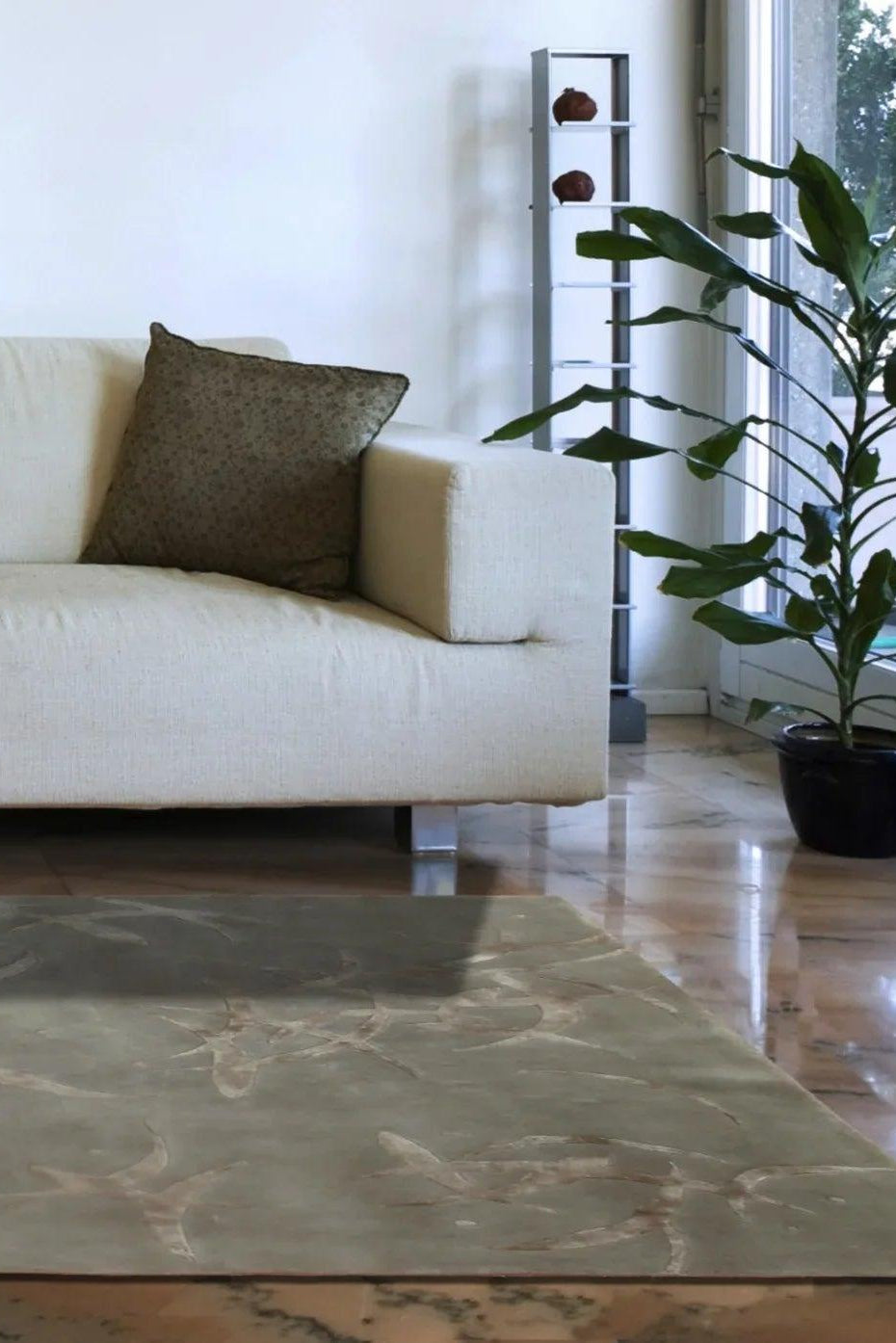 Vloerkleed grijs van wol en viscose – Sydney, in een woonkamer