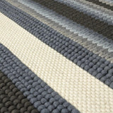 Vloerkleed gestreept blauw van wol – Mood – detail van de weving