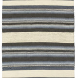 Vloerkleed gestreept blauw van wol – Mood – volledig zicht op het vloerkleed