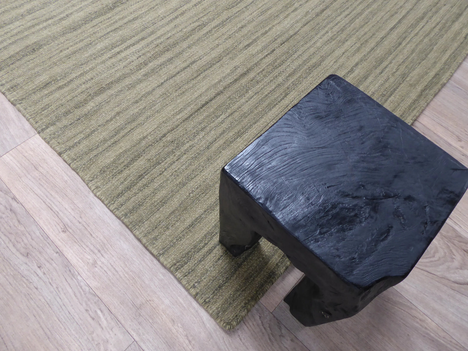 Grand Tapis Uni Faro Vert Militaire – 80 % Laine & 20 % Coton - Tapis Contemporains à Prix Outlet - Bel-Deco