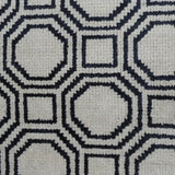 Vloerkleed wit en blauw van wol – Legaty – detail van de weving (2)